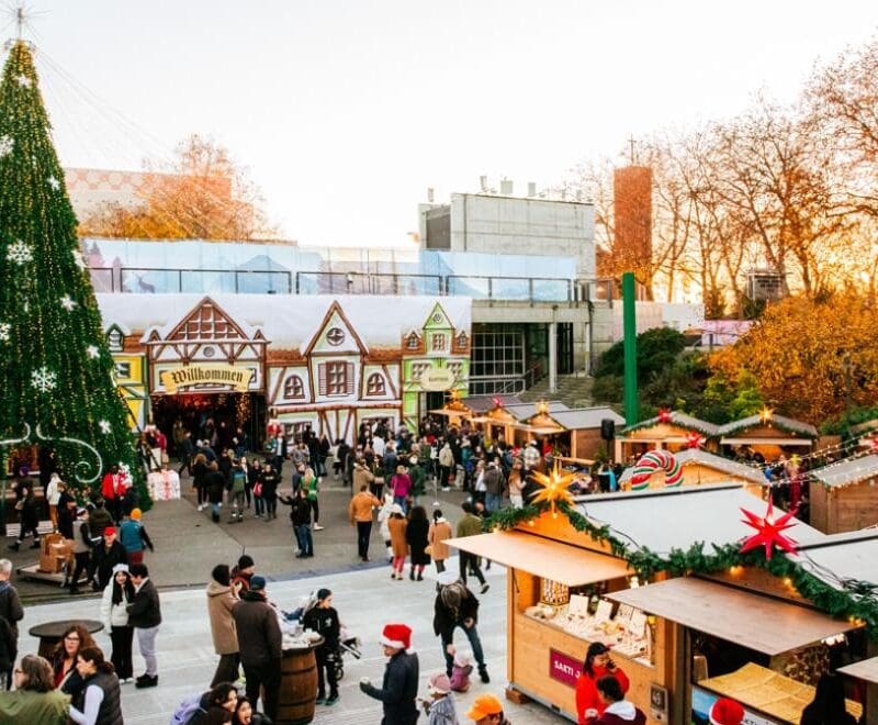 seattle christmas market people shoping